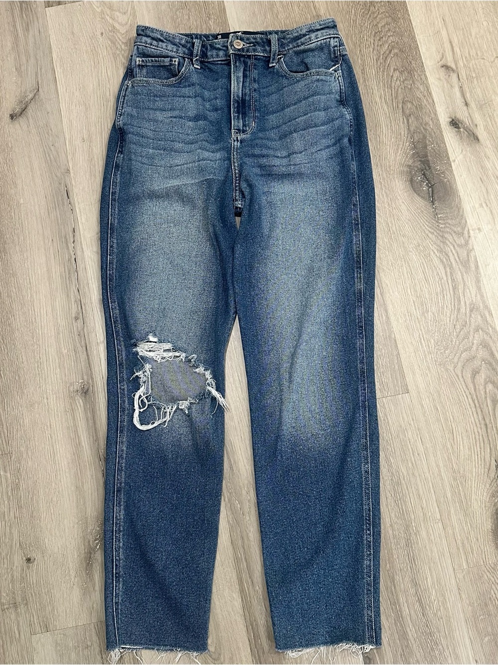 Hollister Ultra High Rise Mom Jeans | Distressed Size 3R 26x27